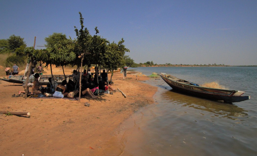 Pique-nique sur le bord du fleuve à Bambou