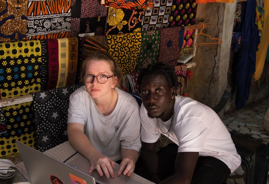Darou : Musicien, danseur. Artiste Heureux de participer au chantier et de travailler en groupe Oriane: Aide soignante, 1ère fois au Sénégal, contente de pouvoir découvrir une autre culture et de découvrir ce pays.