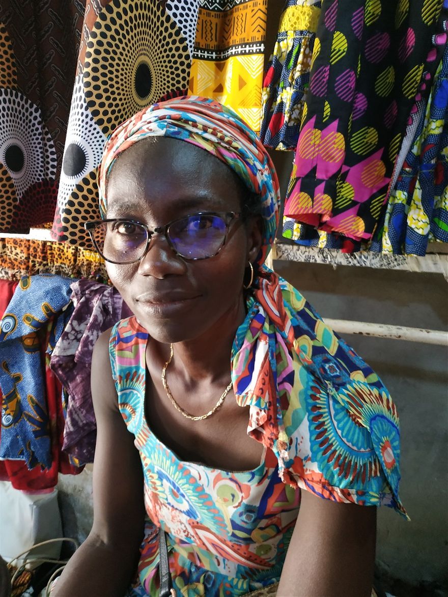 Voici Fatou qui nous accueille dans son magasin de vêtements fait mains, pour partager avec vous nos moments de la vie de tout les jours.